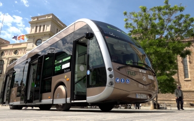 L'autobús elèctric que s'està provant a Sabadell, a la plaça Doctor Robert/ Roger Benet
